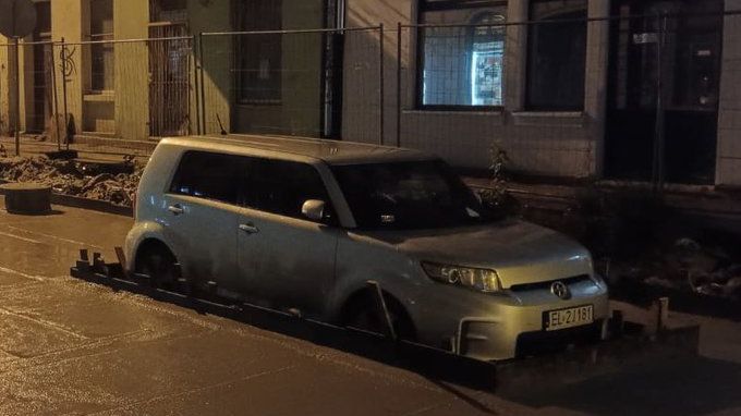 V polské Lodži při opravě ulice zabetonovali auto, které nikdo nepřeparkoval