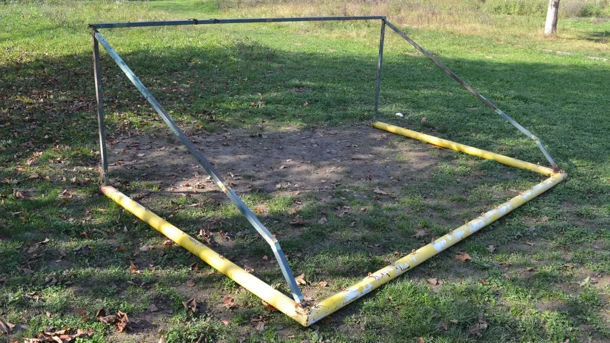 Šestiletého kluka na Slovensku zasáhla konstrukce fotbalové branky. Na místě zemřel
