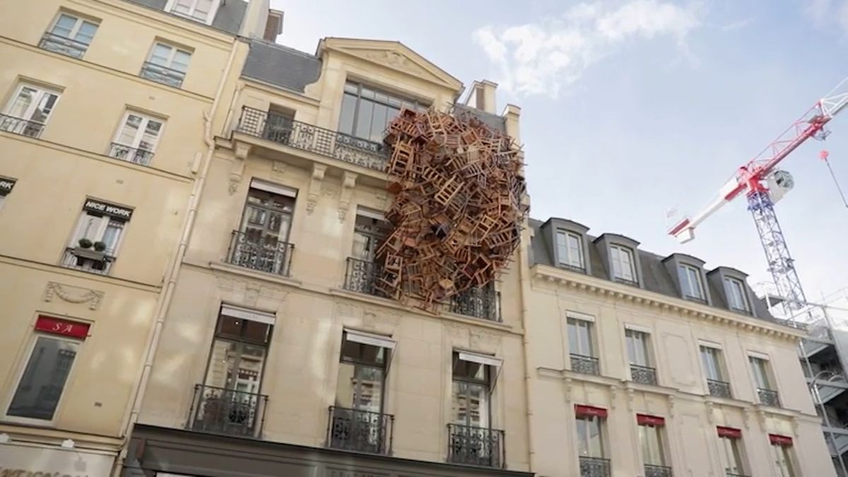 Umělec Tadaši Kawamata vyzdobil pařížský dům hnízdem židlí