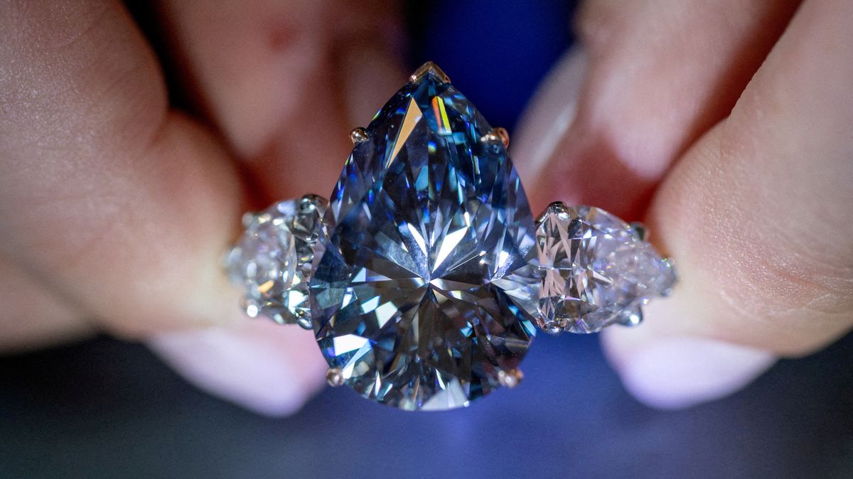 Modrý diamant se ve Švýcarsku prodal za více než miliardu