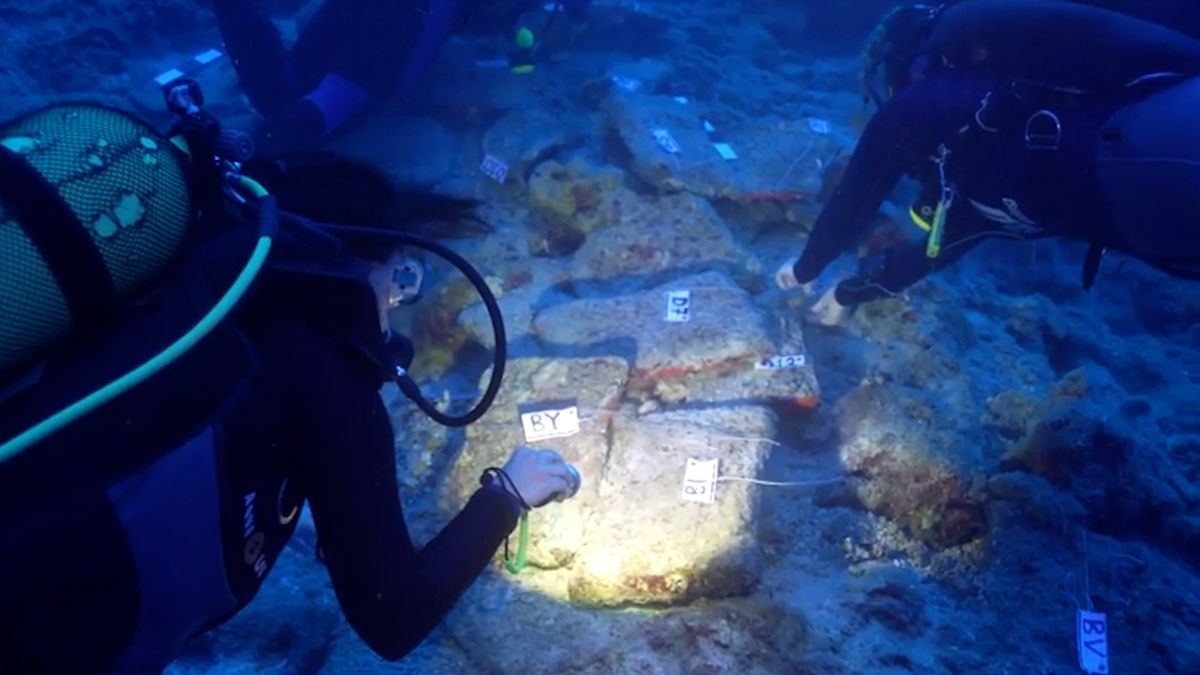 Jeden z nejstarších vraků lodí na světě z doby bronzové vydal poklad