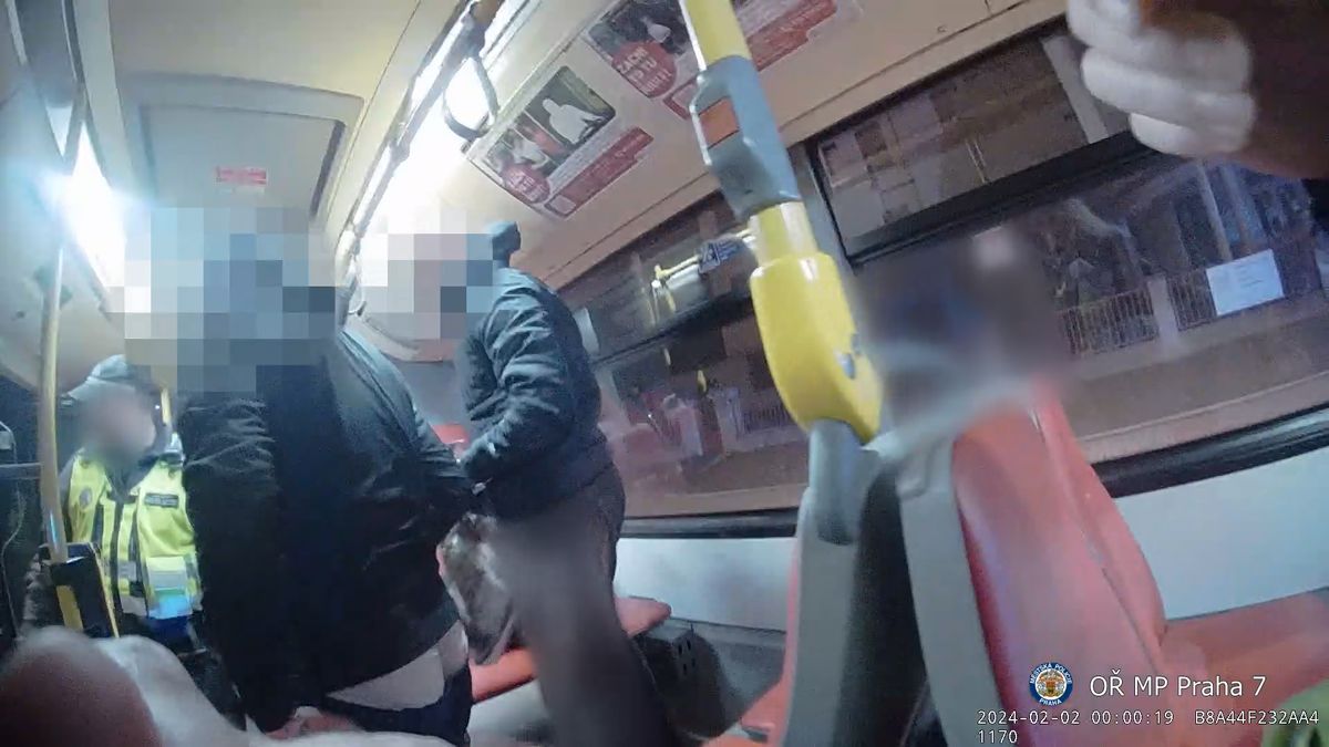 Strážníci v Praze honili sprejery, zastavili kvůli nim autobus