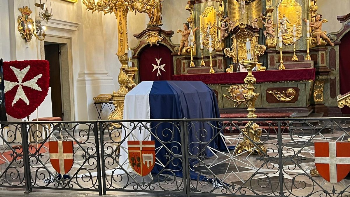 Lidé se loučí s Karlem Schwarzenbergem