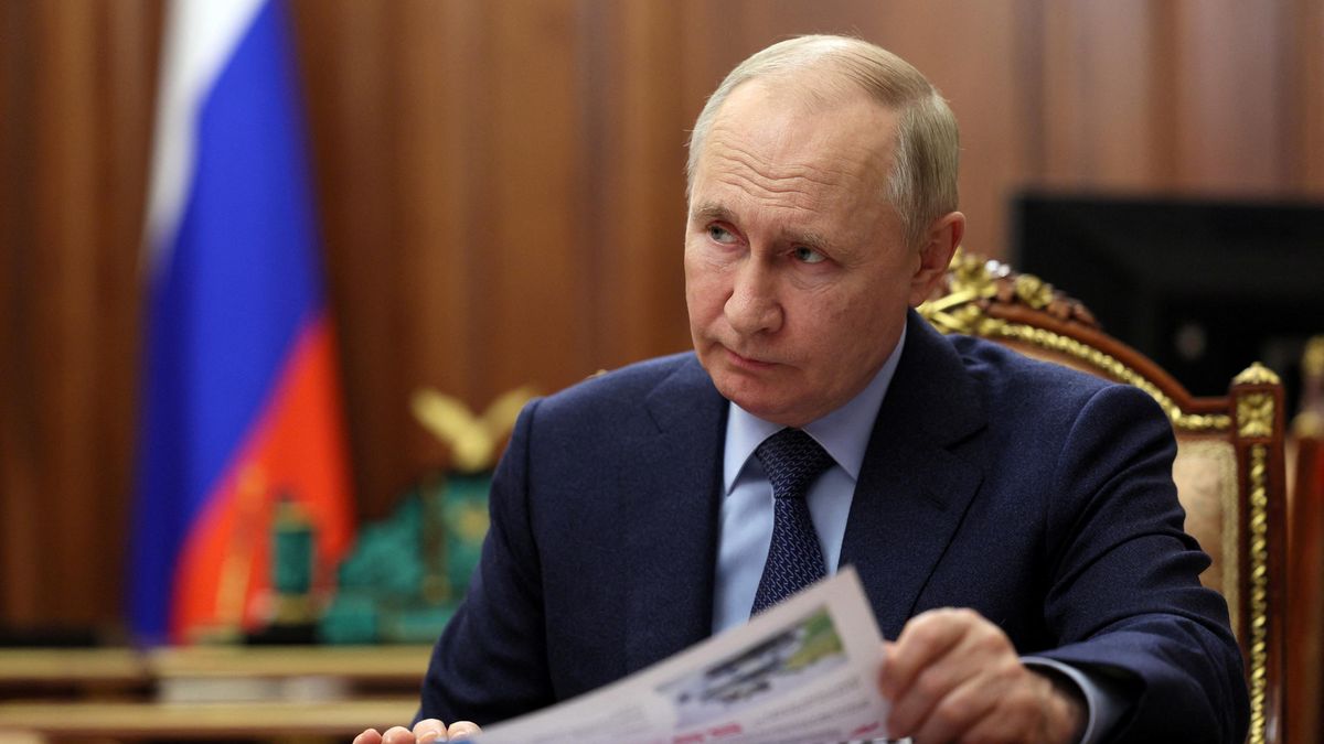 Putin sonduje podmínky pro ukončení války. Ukrajina v NATO by mu nevadila, píše Bloomberg