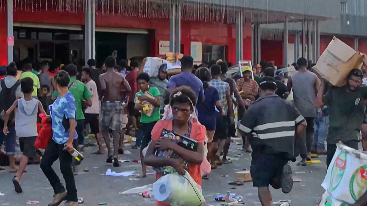 Výtržnosti po stávce policie si na Papui Nové Guineji vyžádaly 16 mrtvých