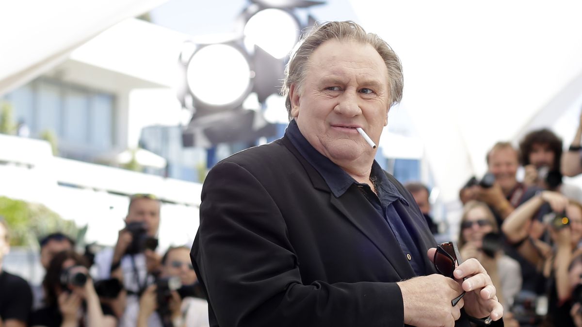 Depardieu dal pěstí „králi paparazzů“