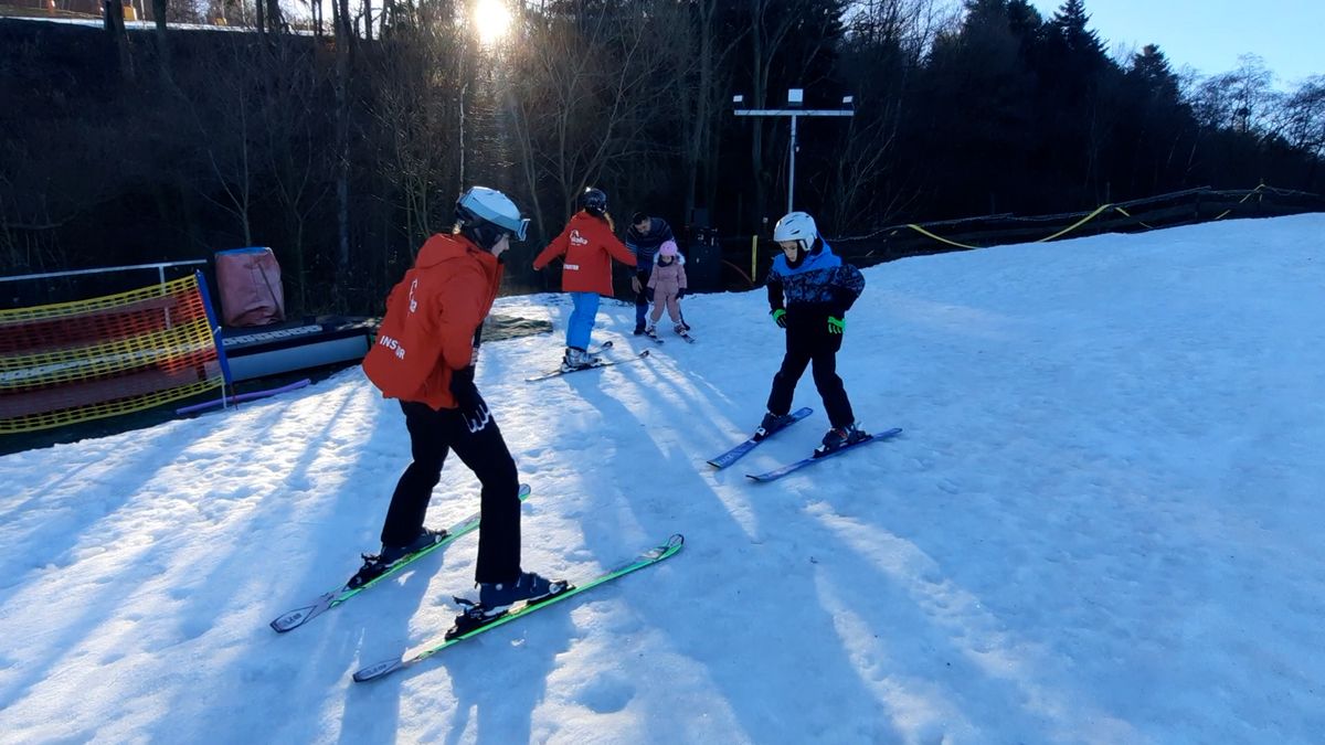 Dvě sněhové oázy nedaleko Ostravy lákají stovky lyžařů, hlavně děti