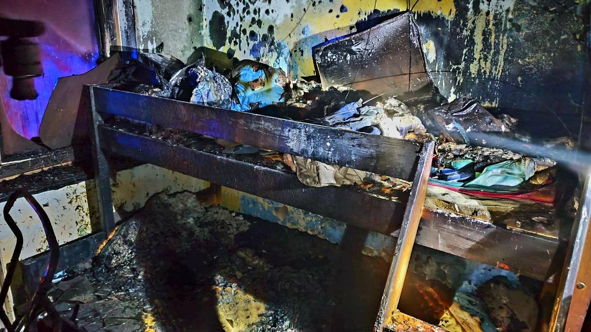 Při požáru v panelovém domě v Českých Budějovicích se zranili tři lidé