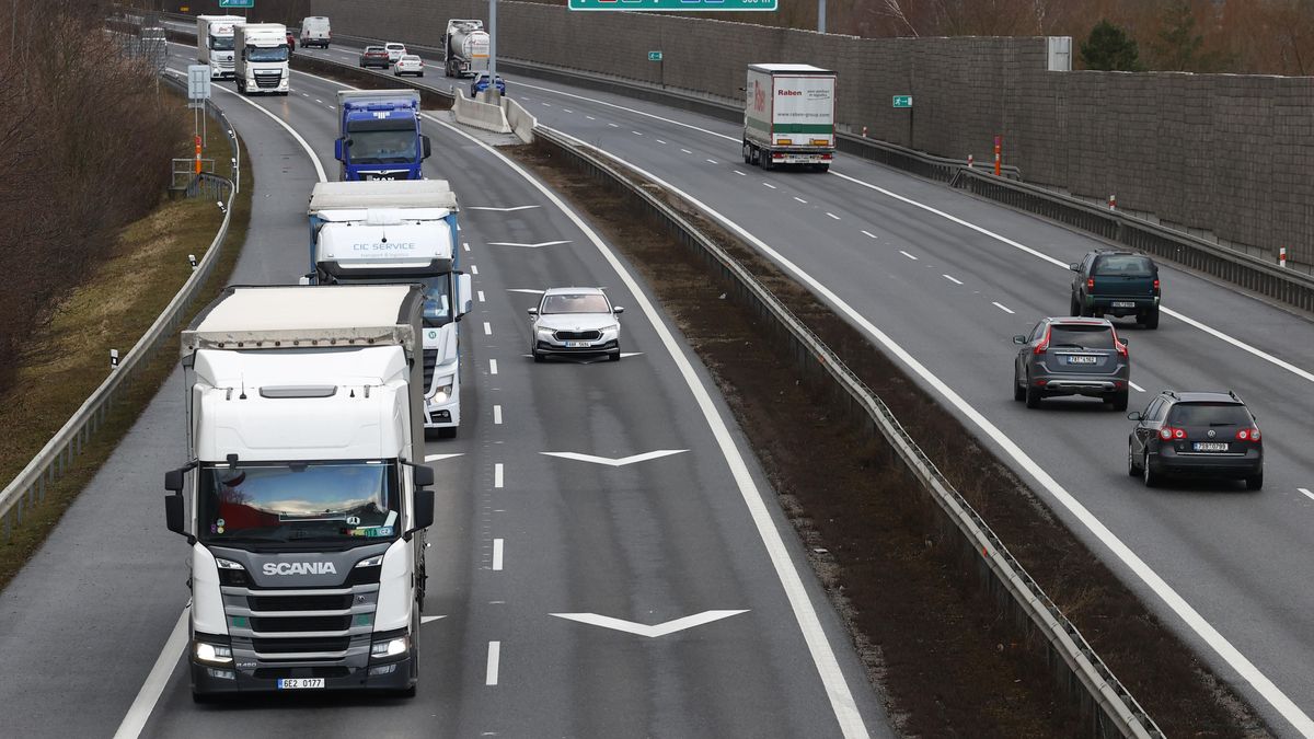 Na dálnici D5 zemřel při jízdě v autě řidič