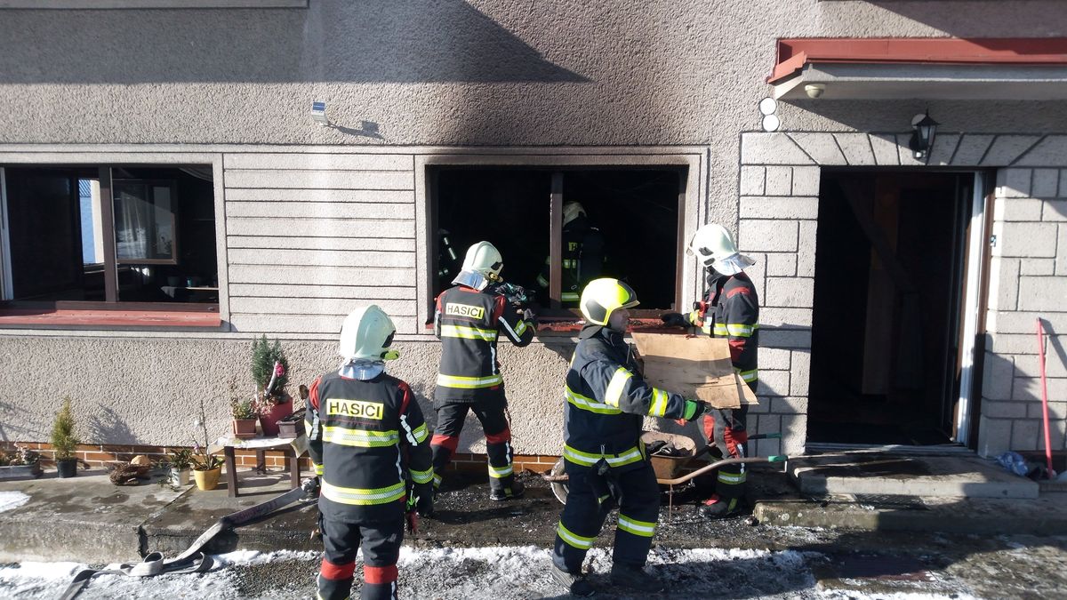 Při požáru v Uhřínovicích na Rychnovsku uvěznil oheň dítě na balkoně