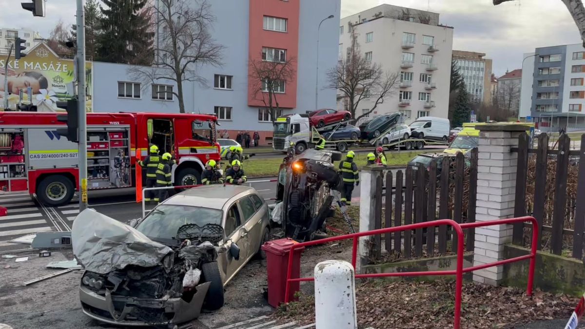 Nehoda tří aut na pražském Břevnově: BMW skončilo na boku