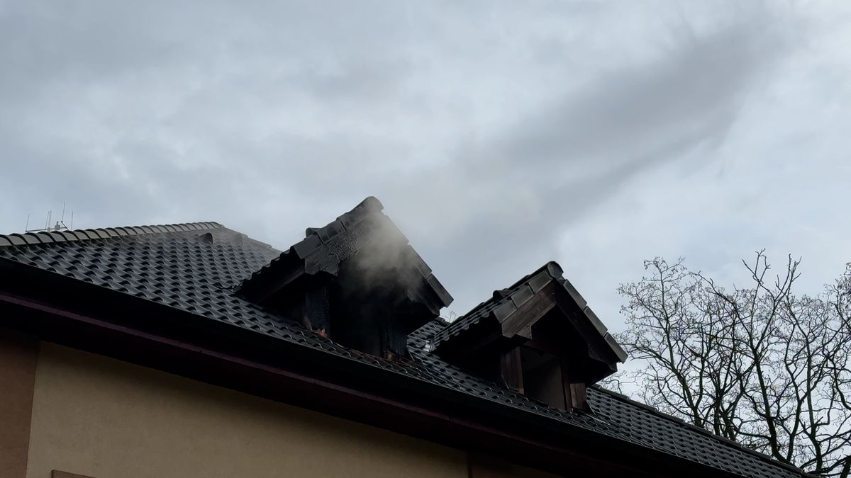 Z oken bytu v Kladně šlehaly plameny, dvě děti odvezli do nemocnice