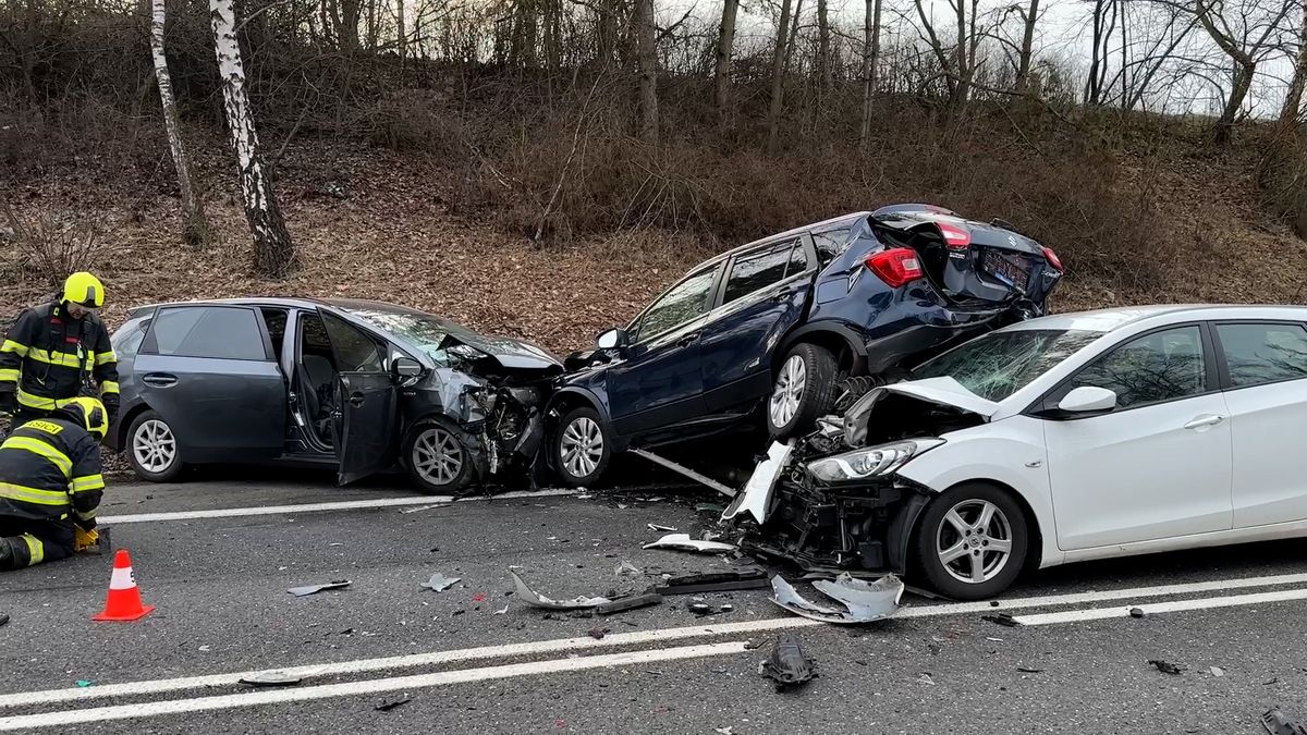 Sedm těžce zraněných po vážné nehodě čtyř aut na Benešovsku