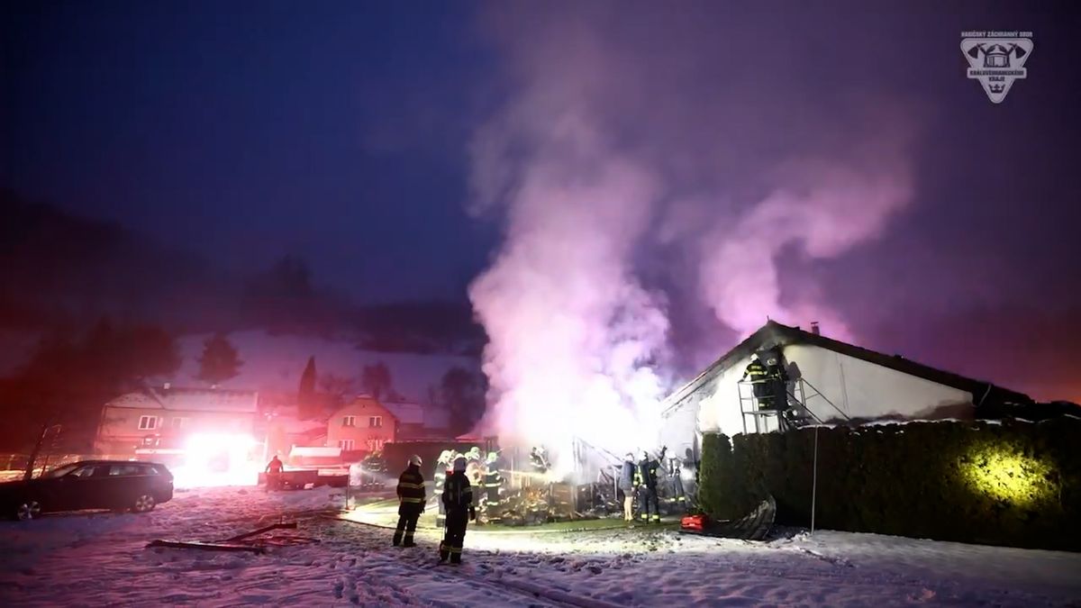 Požár v Hronově zničil auto i podkroví domu, škoda dva miliony