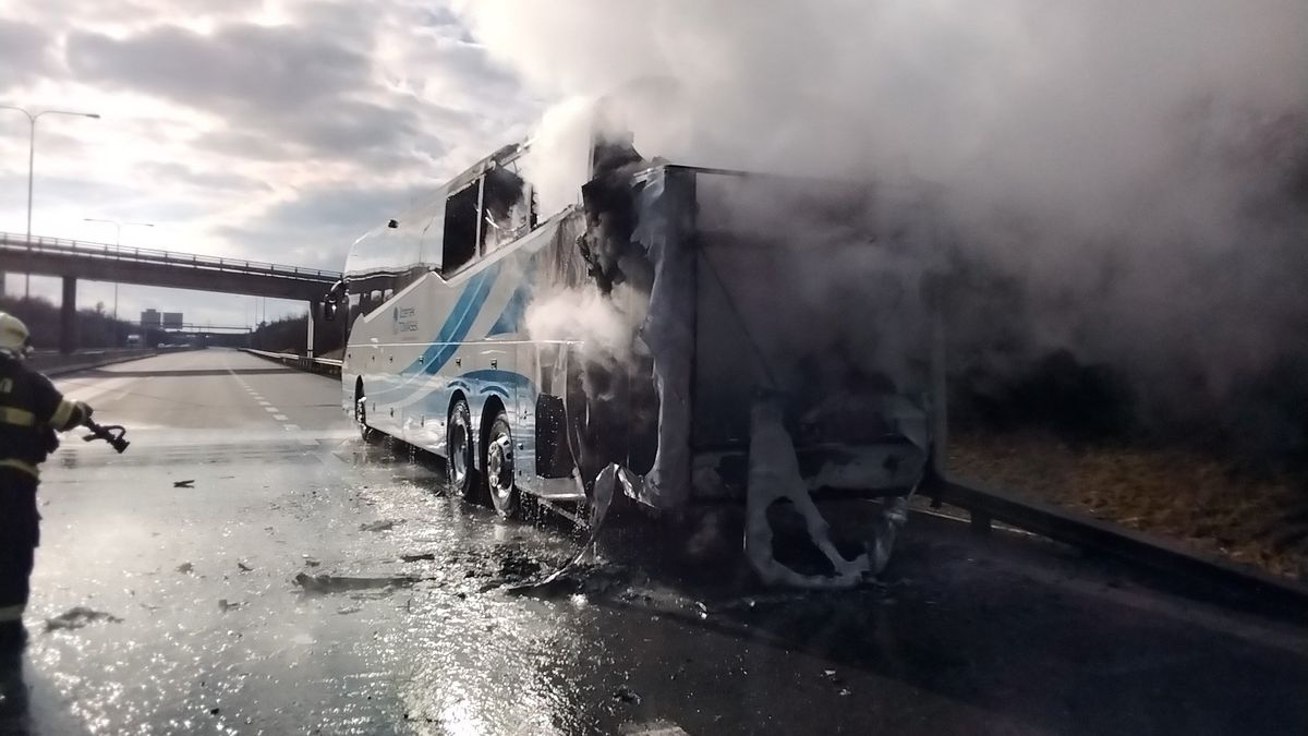 Na dálnici D35 u Olomouce shořel autobus, cestovali v něm hokejisté do Vsetína