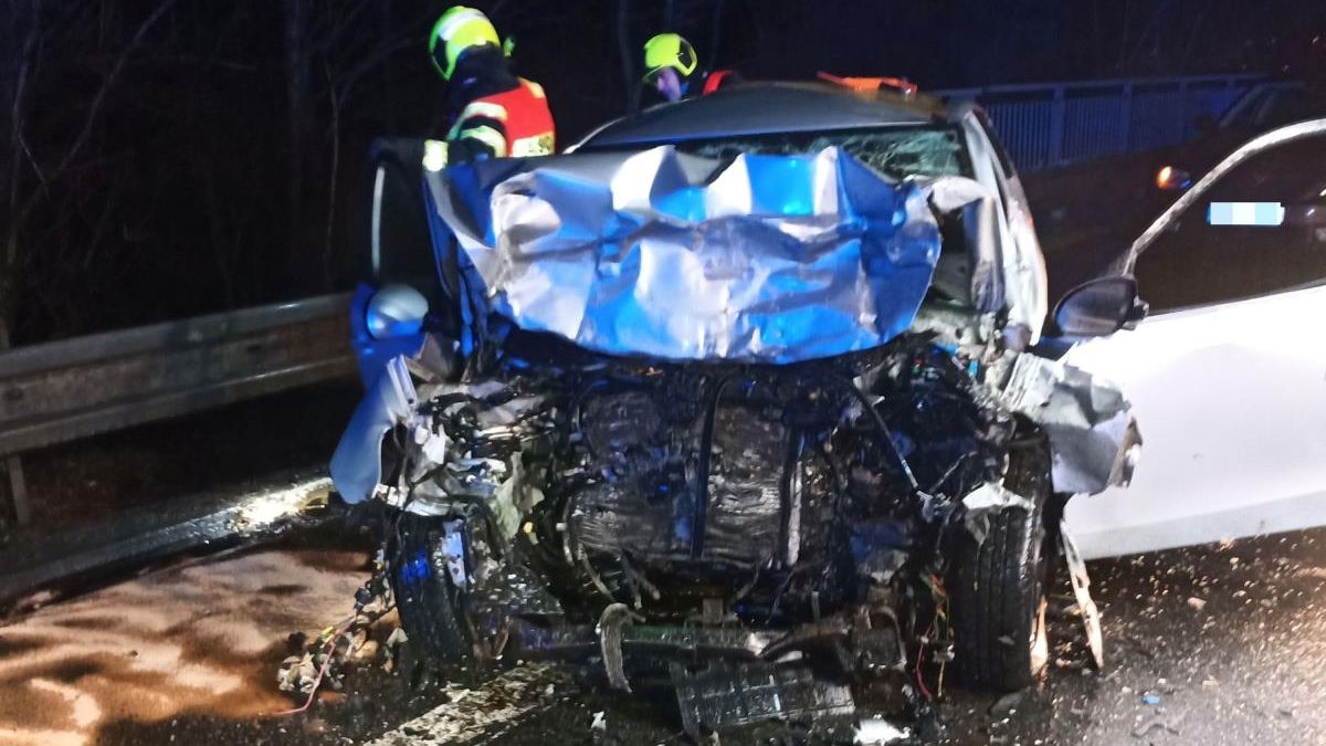 Při čelním střetu dvou aut na Uherskohradišťsku zemřela řidička