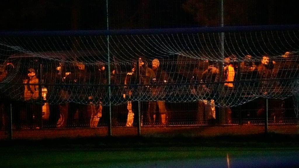 Velké manévry po vraždě v Klánovicích: Desítky policistů pročesávají les