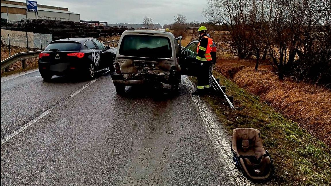 Při havárii na Českokrumlovsku se zranili tři lidé, řidič byl pod vlivem drog