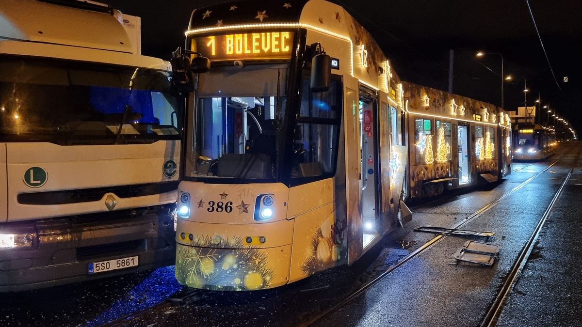 Nákladní auto v Plzni narazilo do vánoční tramvaje a vykolejilo ji
