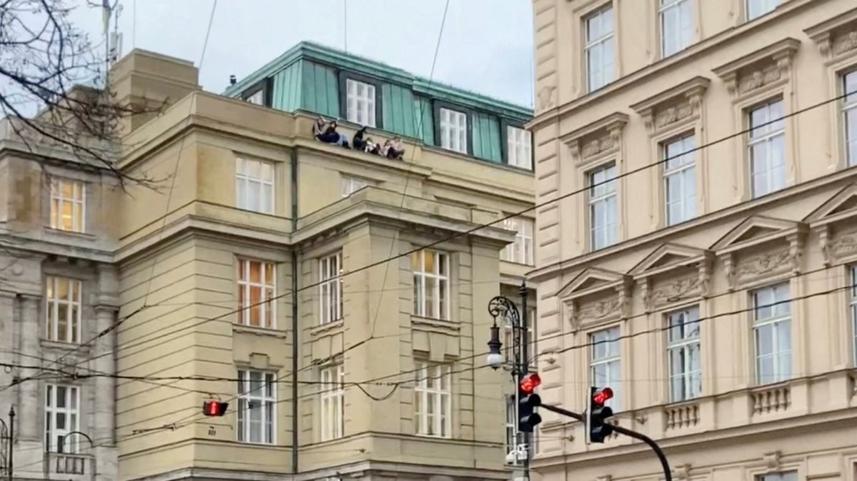 Jedna z obětí řádění střelce zemřela po pádu z výšky