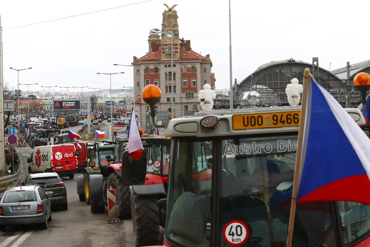 Zemědělci přijeli na traktorech a další zemědělské technice demonstrovat před ministerstvo zemědělství.