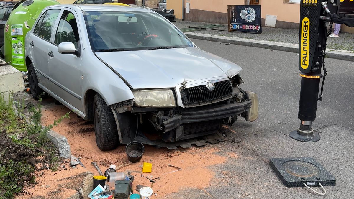 Řidič fabie v Praze prorazil zábradlí, zdemoloval kontejnery a auta