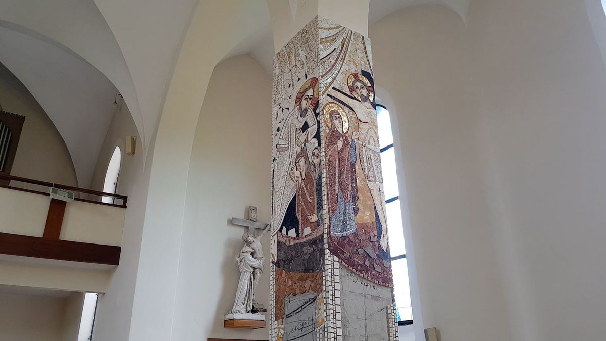 Unikátní mozaika na sloupu kostela v Bílovicích zobrazuje osmý den po stvoření světa