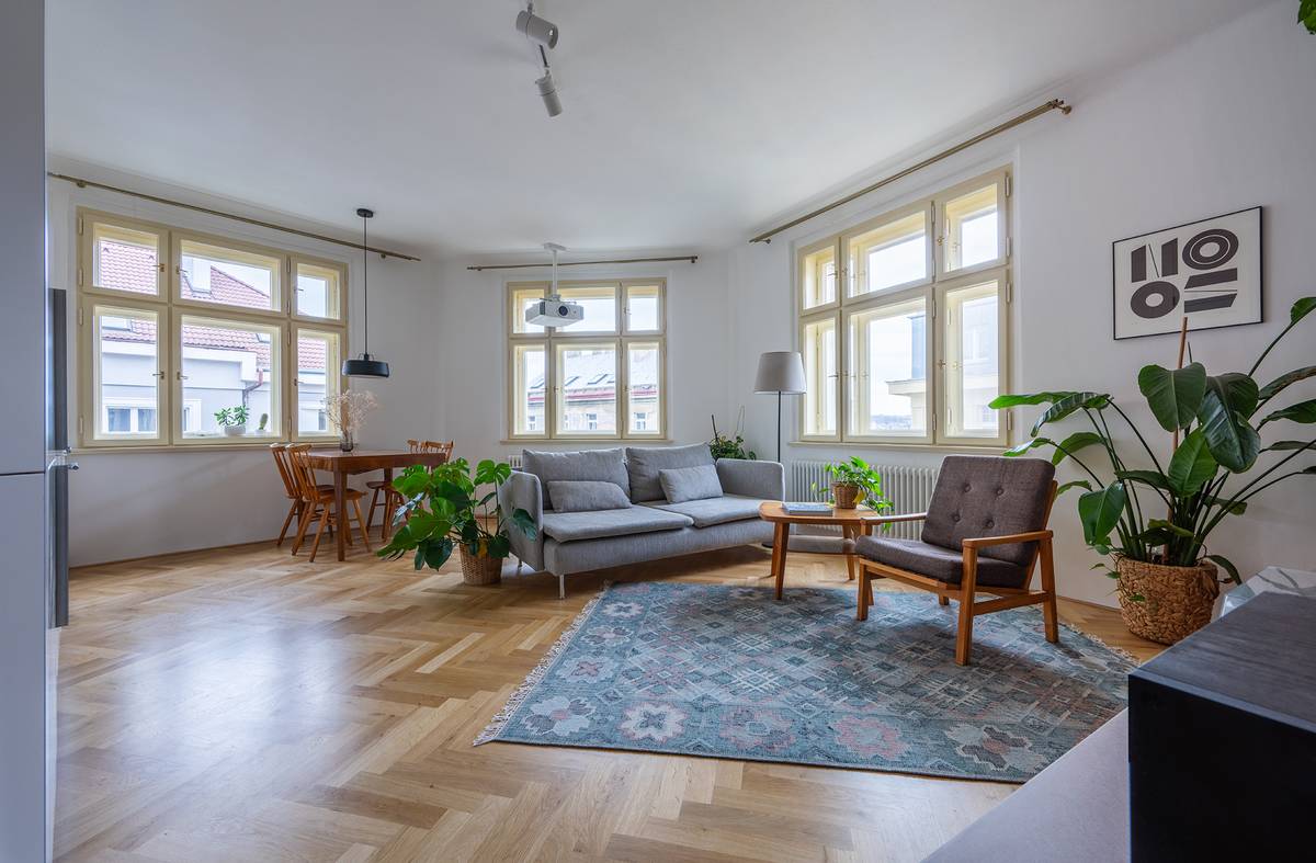 Byt je rohový, má tedy výhled hned do dvou stran 