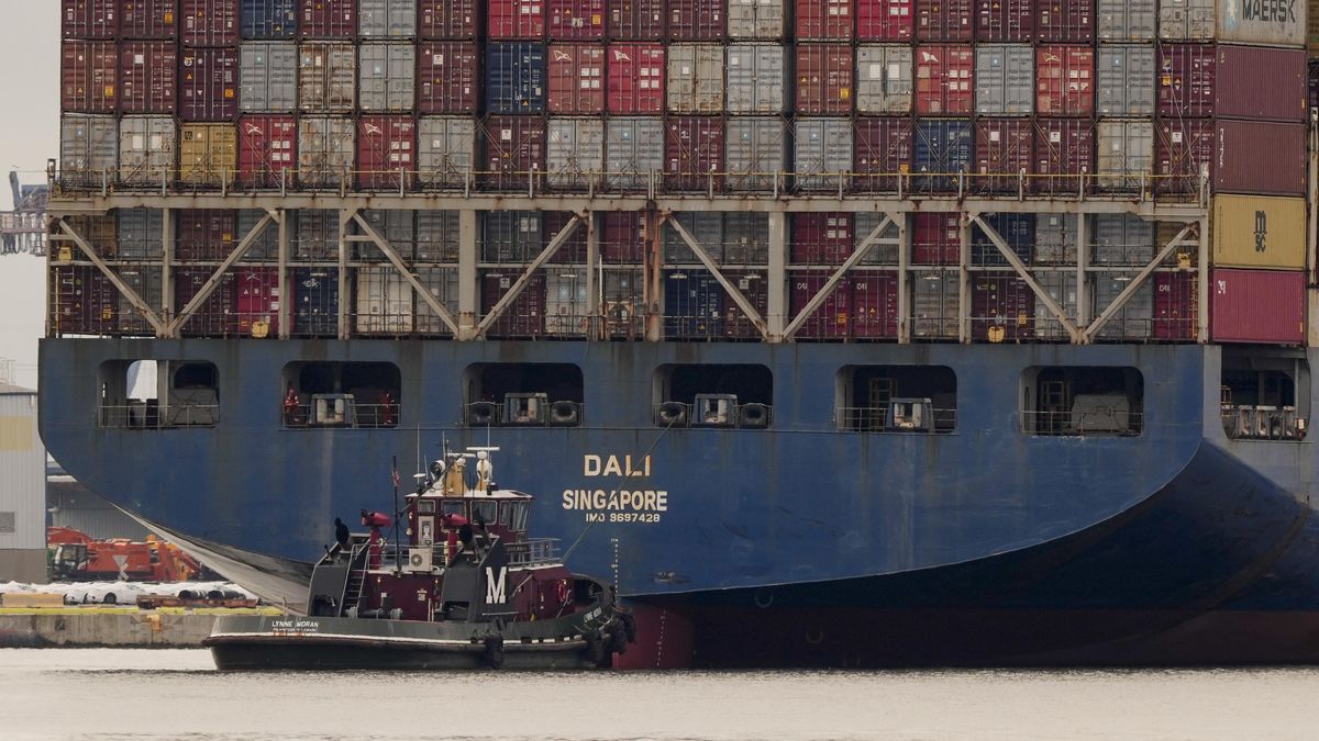 FOTO: Po 8 týdnech odtáhli nákladní loď od zříceného mostu v Baltimoru