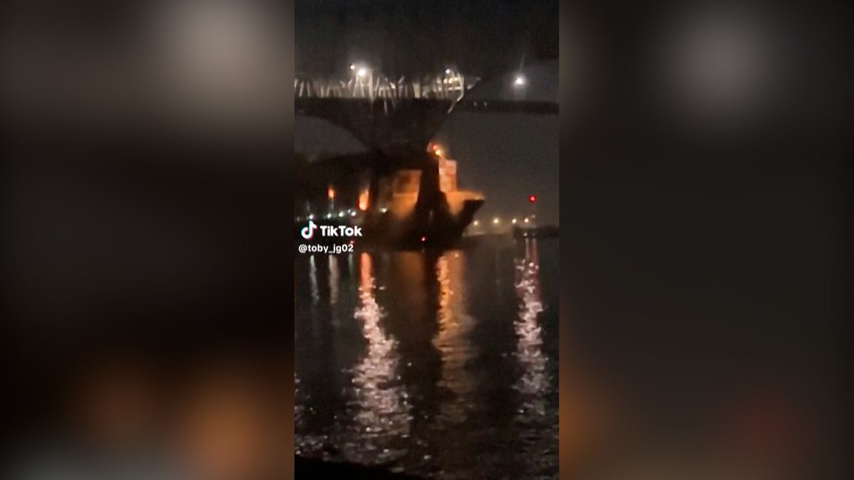 Kamera zblízka zachytila okamžik nárazu lodě do mostu v Baltimoru