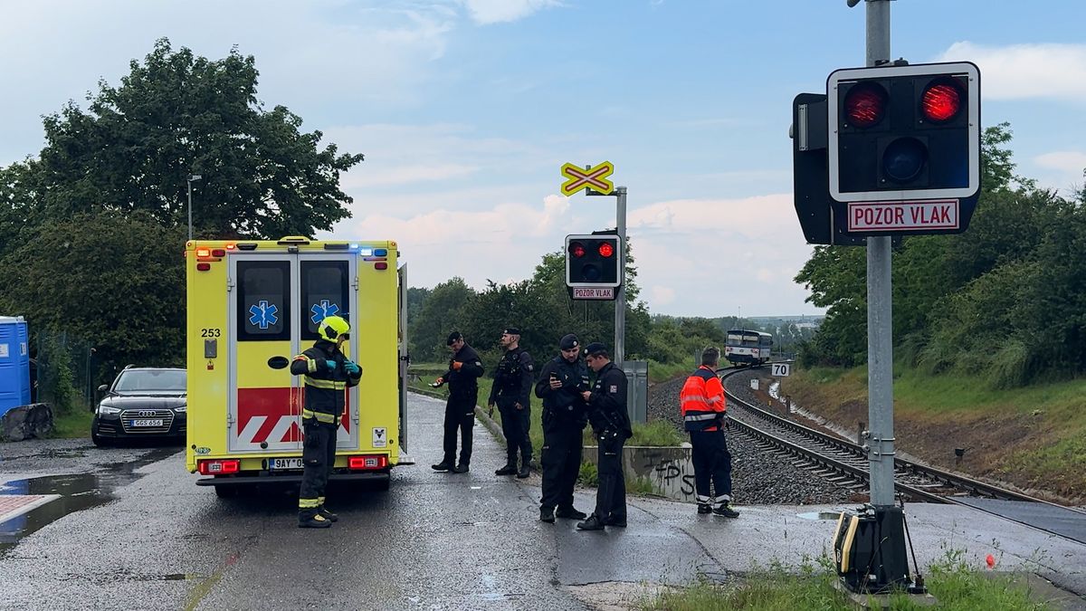 Na železničním přejezdu v pražském Zličíně smetl vlak člověka