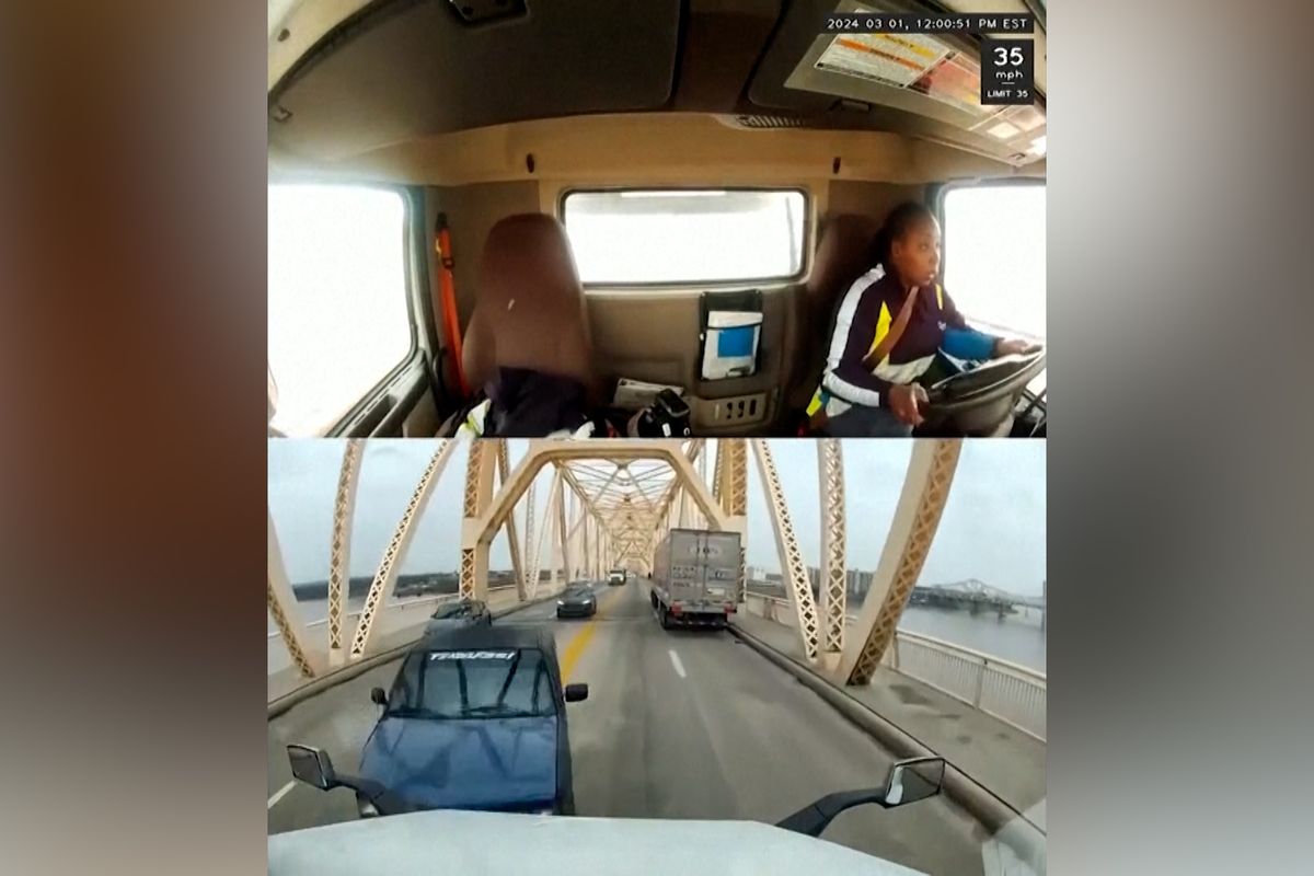 Řidička kamionu sjela z mostu, visela 30 metrů nad řekou. Šílený okamžik zachytila kamera v kabině