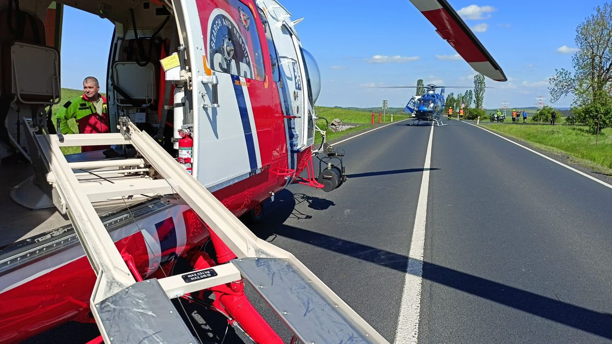 Tři zranění a jeden mrtvý při nehodě na Karlovarsku, na místo letěly dva vrtulníky
