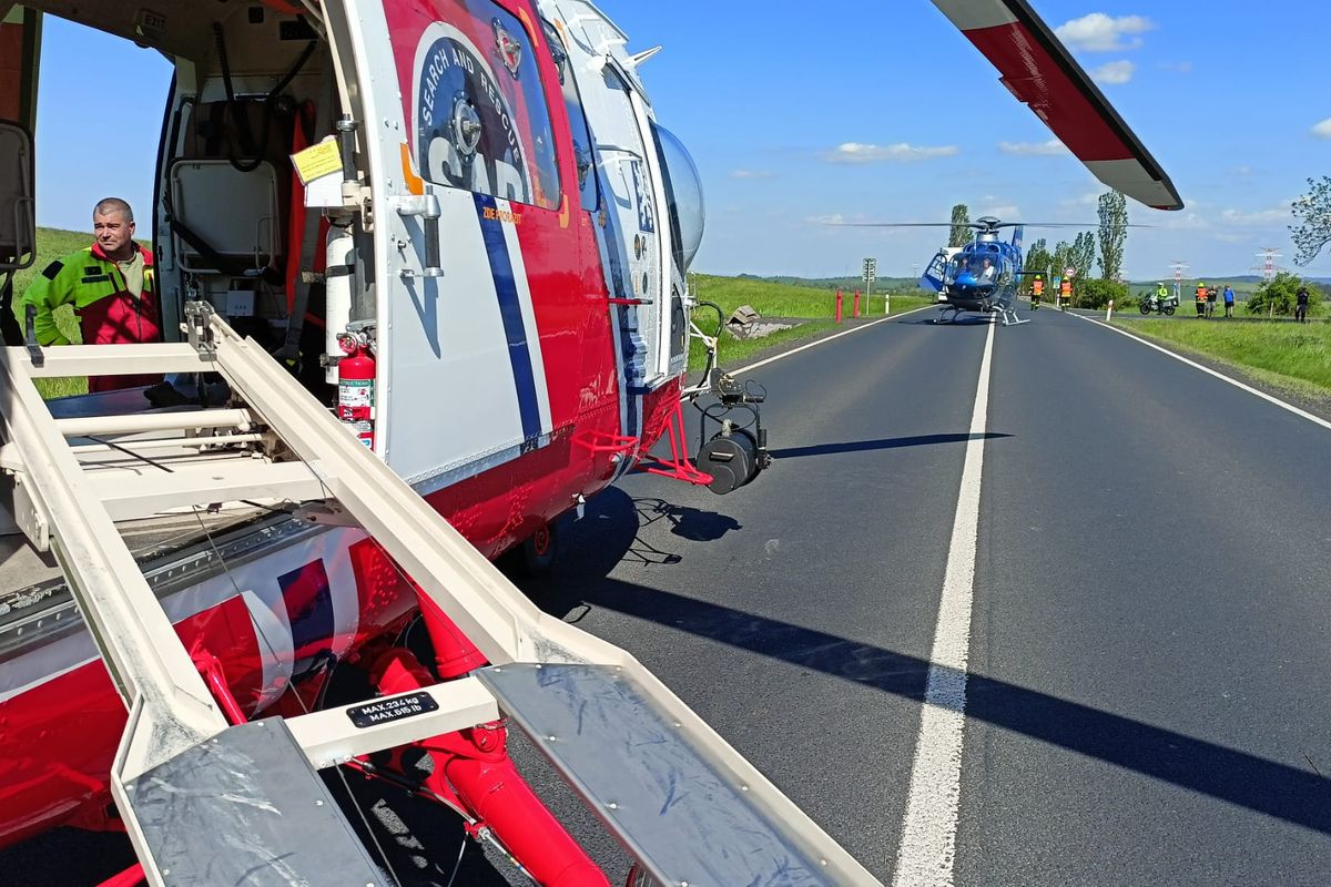 Tři zranění a jeden mrtvý při nehodě na Karlovarsku, na místo letěly dva vrtulníky