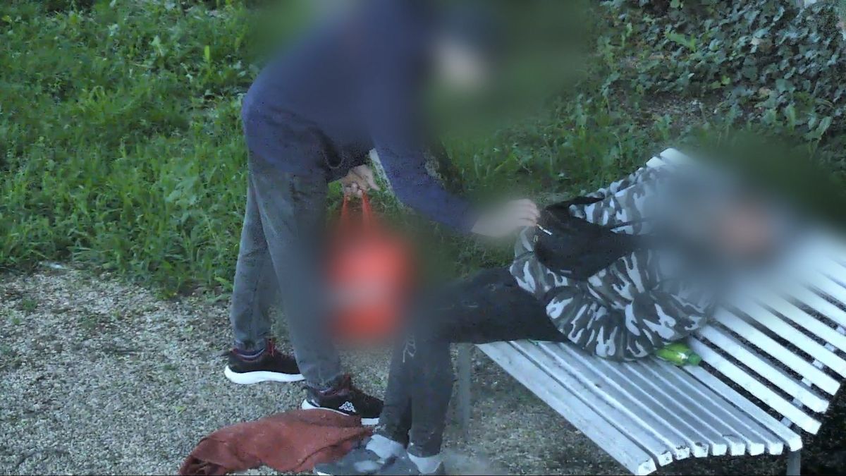Zloděj v Brně okradl spícího v parku přímo pod kamerami