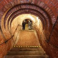 Obložení čistírny tvoří speciálně vypálené cihly.