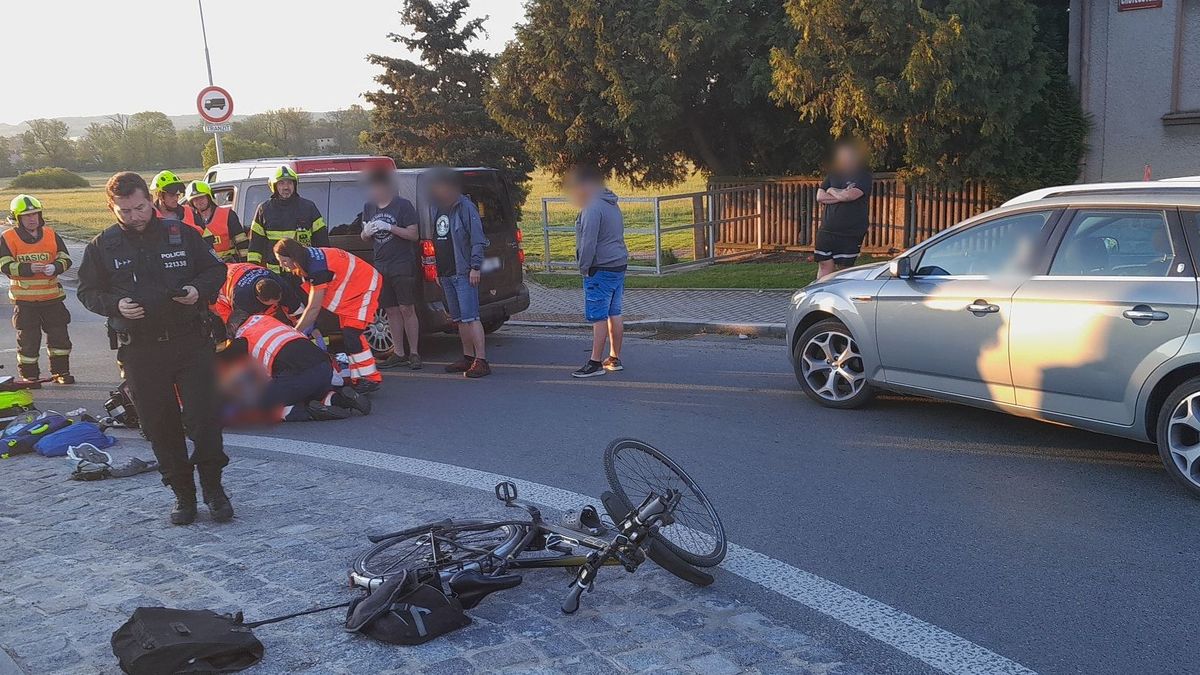 Řidička srazila časně ráno na kruhovém objezdu na Plzeňsku 64letého cyklistu