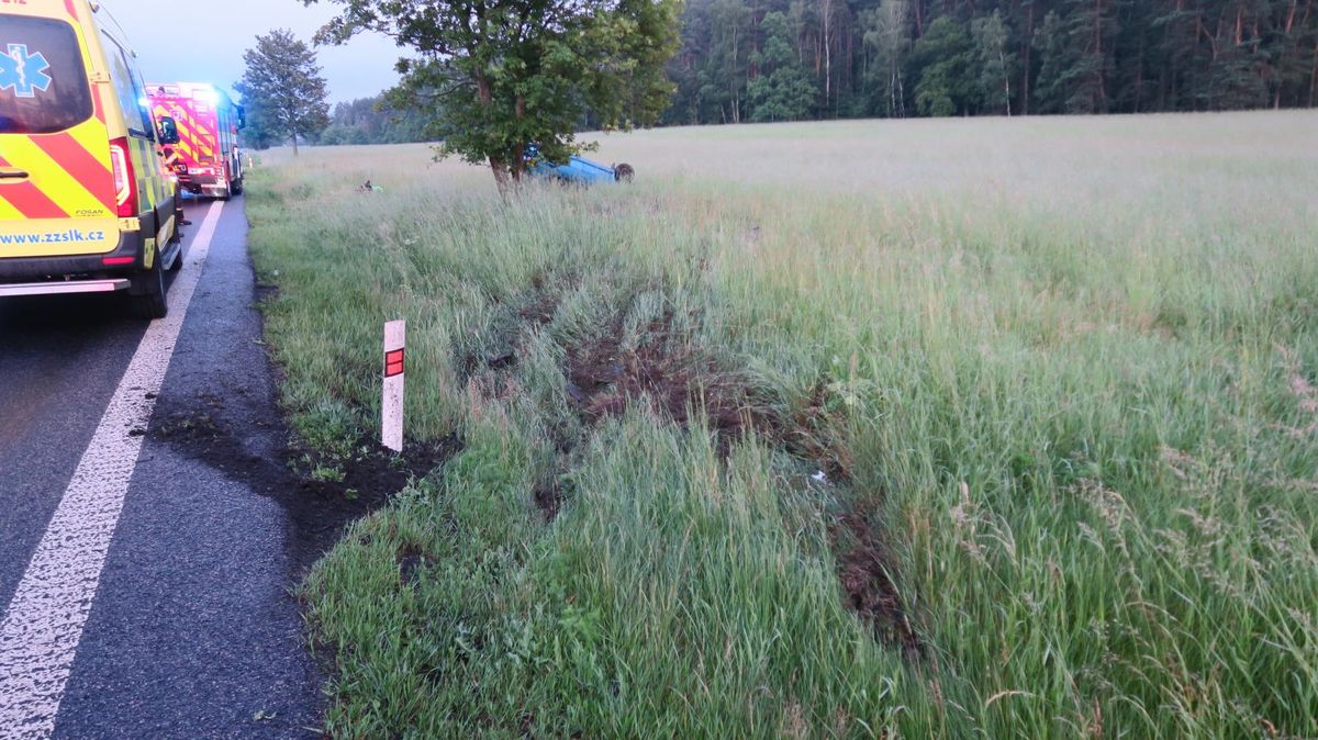 Mladý řidič zpanikařil při předjíždění. Auto v kotrmelcích těsně minulo strom