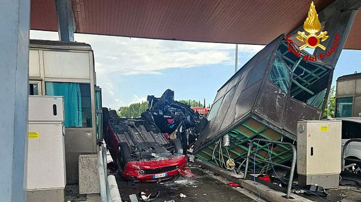 Auto v plné rychlosti narazilo v Itálii do mýtné brány. Zemřeli tři lidé