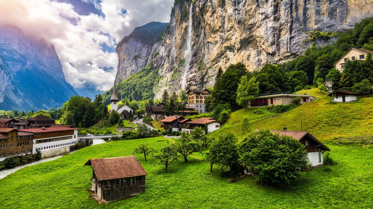 Švýcarská vesnice zvažuje zpoplatnění vstupu. Turistů je prostě moc