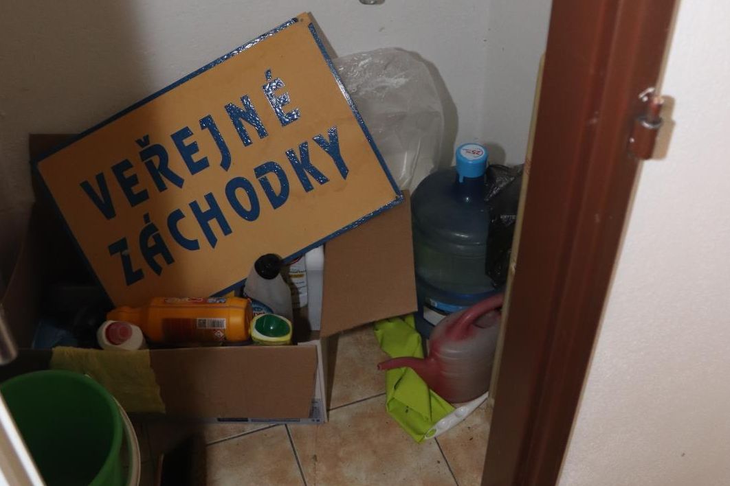 Velká záchodová party v Mimoni. Policie hledá vandaly 