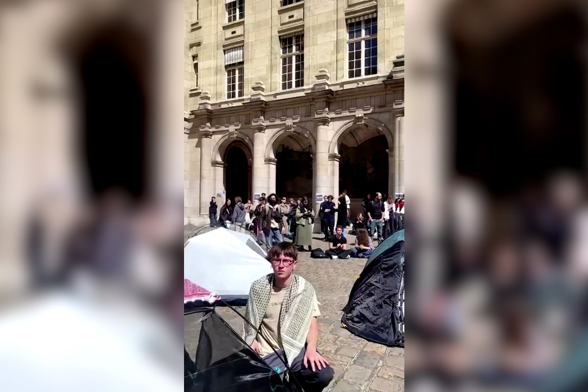 Na podporu Palestinců se demonstrovalo i na pařížské Sorbonně, studenty rozehnala policie