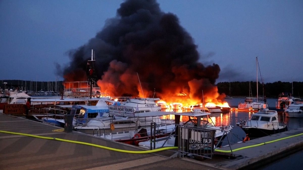 V Chorvatsku hořel přístav, majitelé lodí se zachraňovali skokem do moře