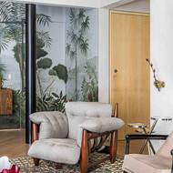 Tak, jak je u designéra zvykem, vybral pro zařízení bytu směs rozličných kusů nábytku, které dohromady vytvářejí útulný a především velmi osobitý prostor