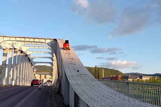 Opilý muž seděl v Ústí nad Labem na mostě a chtěl skočit do kolejiště   