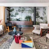 Původně tmavá, nezajímavá stěna se stala určujícím prvkem celé místnosti