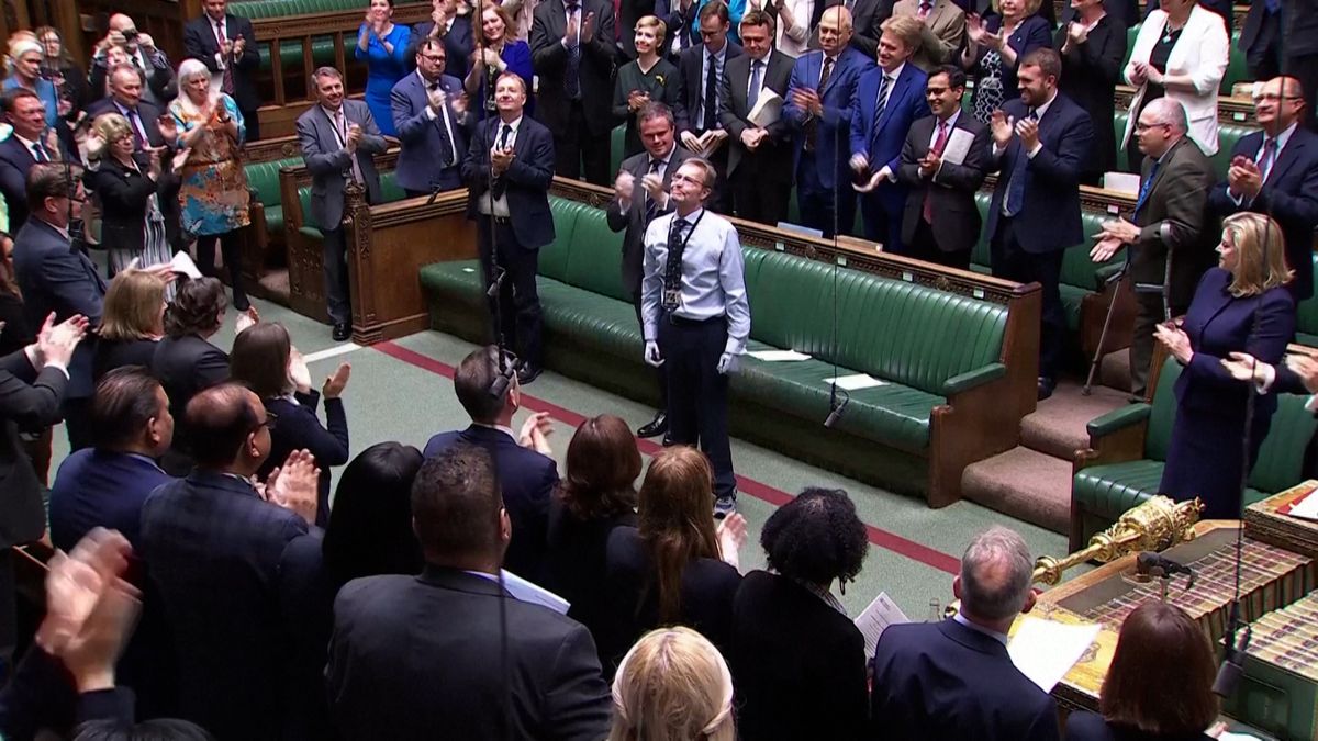 Do britského parlamentu se vrátil „bionický poslanec“, přišel o ruce i nohy