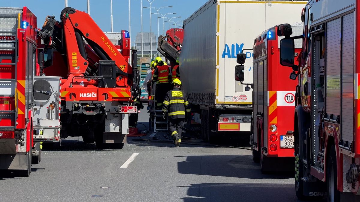 Srážka kamionů na Pražském okruhu: Řidič na místě zemřel