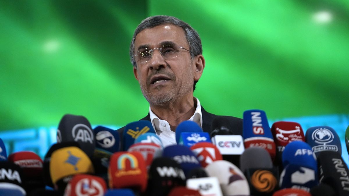 Na íránského prezidenta chce kandidovat zastánce tvrdé linie Ahmadínedžád