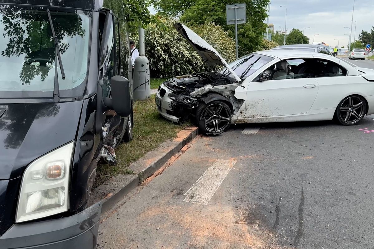 Řidič hledaného BMW v Praze naboural dodávku a Rolls Royce. Se spolujezdcem pak utekli do lesa